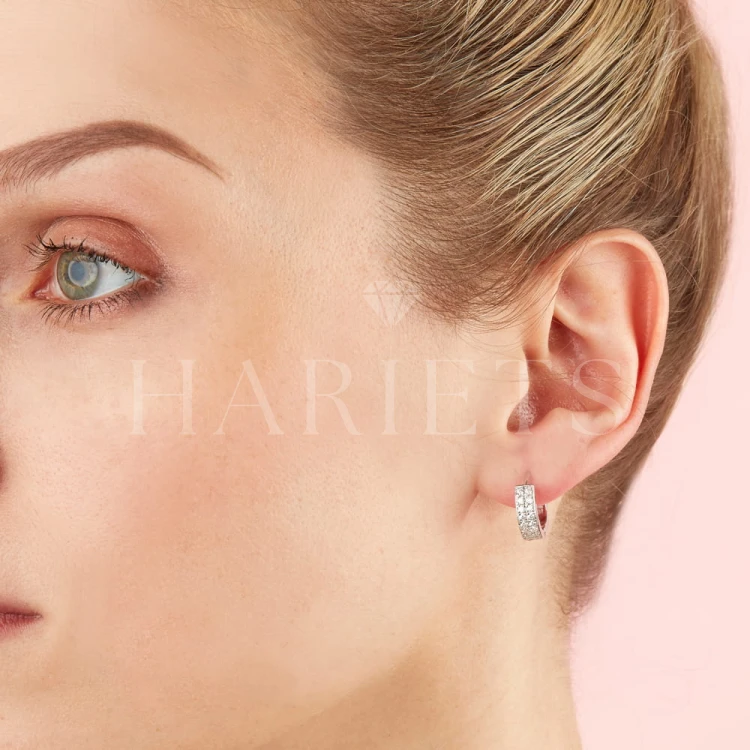 boucles-d-oreilles-rondes-avec-moissanites-1ct-taille-brillant-fermoir-cliquet-argent-grace-sur-modele-hariets.jpg