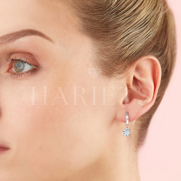 boucles-oreilles-avec-moissanites-1ct-pendantes-argent-sur-mannequin-klara-hariets.jpg