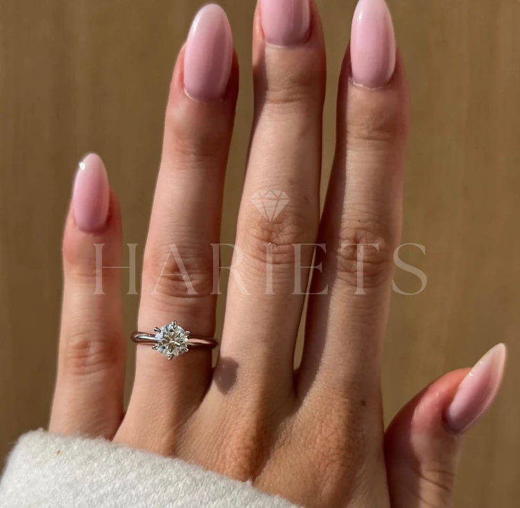 bague-avec-moissanite-argent-au-doigt-the-one-hariets.jpg