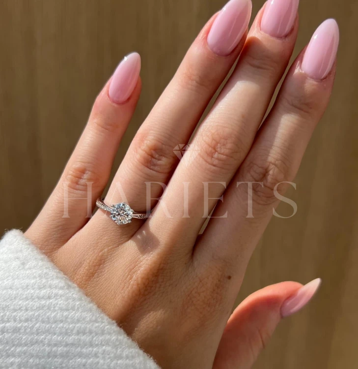 bague-de-fiancailles-halo-pave-moissanite-1ct-taille-brillant-argent-doigt-hariets.jpg