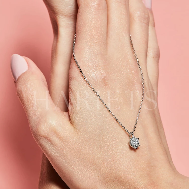 collier-avec-moissanite-1ct-argent-sur-modele-sparkle-hariets.jpg