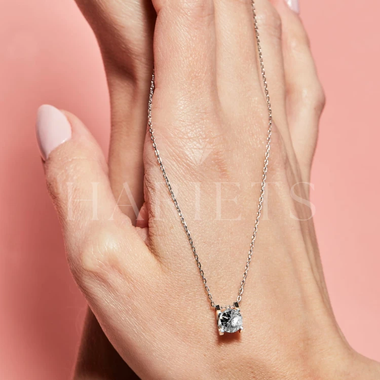collier-avec-moissanite-1ct-argent-sur-modele-lumina-hariets.jpg