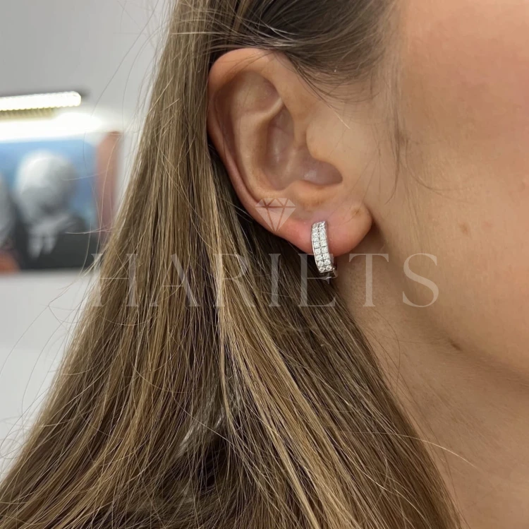 boucles-d-oreilles-rondes-avec-moissanites-1ct-taille-brillant-fermoir-cliquet-argent-grace-sur-modele-hariets.jpg