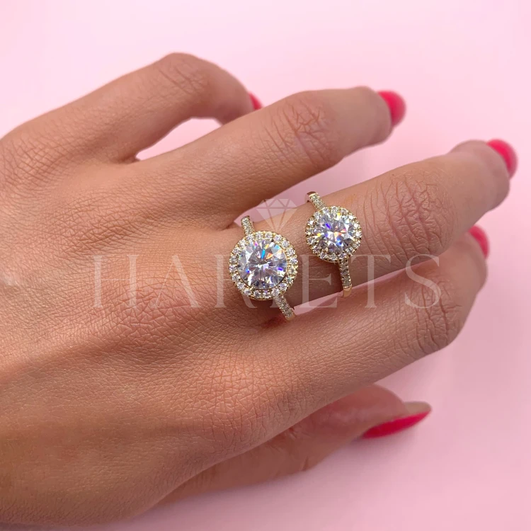 bague-de-fiancailles-halo-moissanite-1ct-taille-brillant-portée-comparaison-or-mirage-hariets.jpg