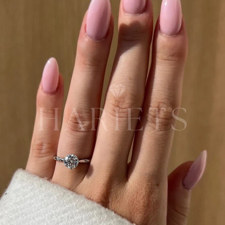 bague-avec-moissanite-0-5ct-argent-sur-doigt-menera-hariets.jpg