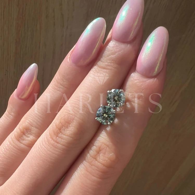 boucles-oreilles-clous-moissanite-verte-1ct-argent-hariets.jpg