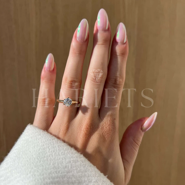 bague-fiancailles-moissanite-1ct-taille-brillant-au-doigt-or-hariets.jpg