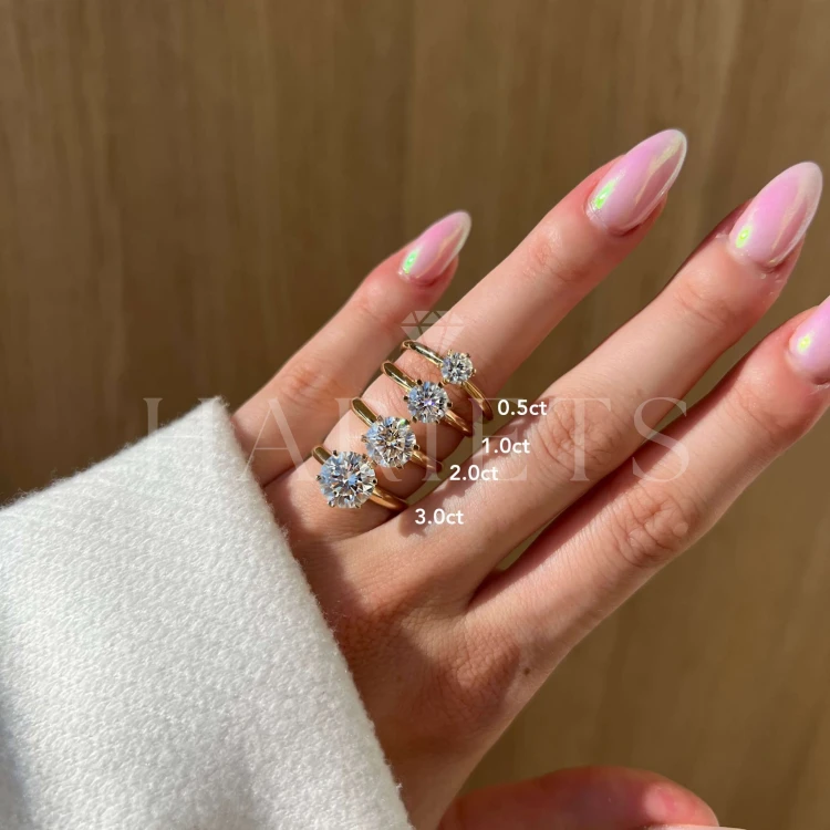 bague-fiancailles-moissanite-1ct-taille-brillant-au-doigt-comparatif-or-hariets.jpg