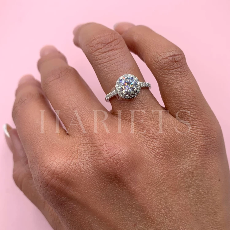 bague-fiancailles-halo-mirage-diamant-laboratoire-1ct-taille-brillant-sur-doigt-hariets.