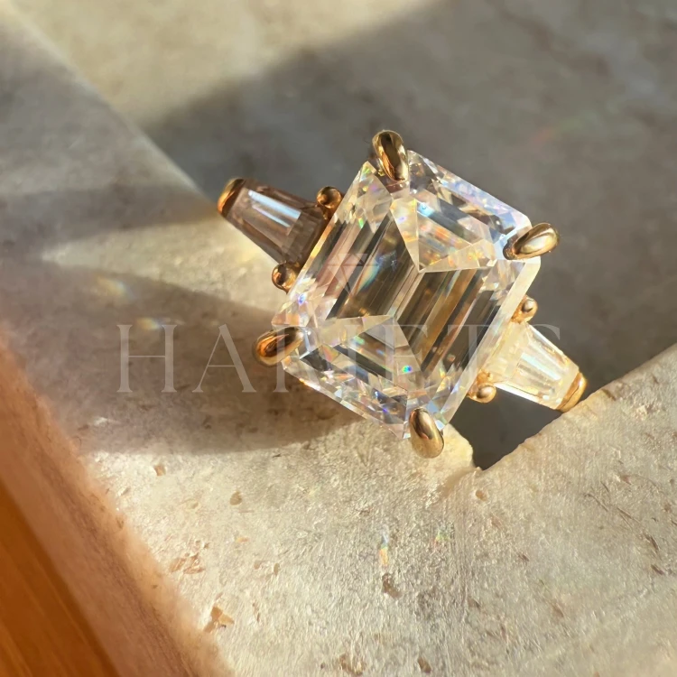 Bague de fiançailles avec moissanite taille émeraude 4,6 ct Trinity : Florence