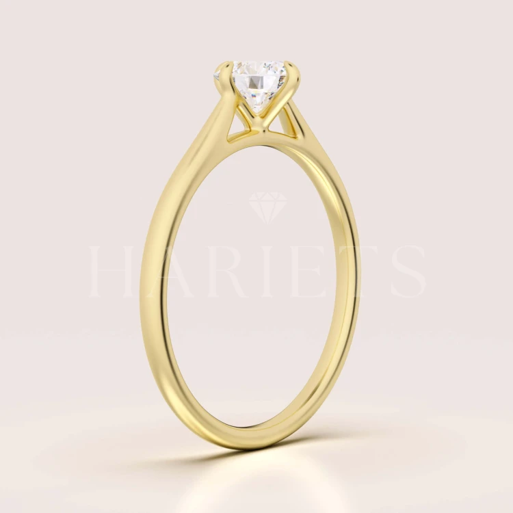 bague-de-fiancailles-solitaire-aura-moissanite-0-5ct-taille-brillant-or-jaune-face-hariets.jpg