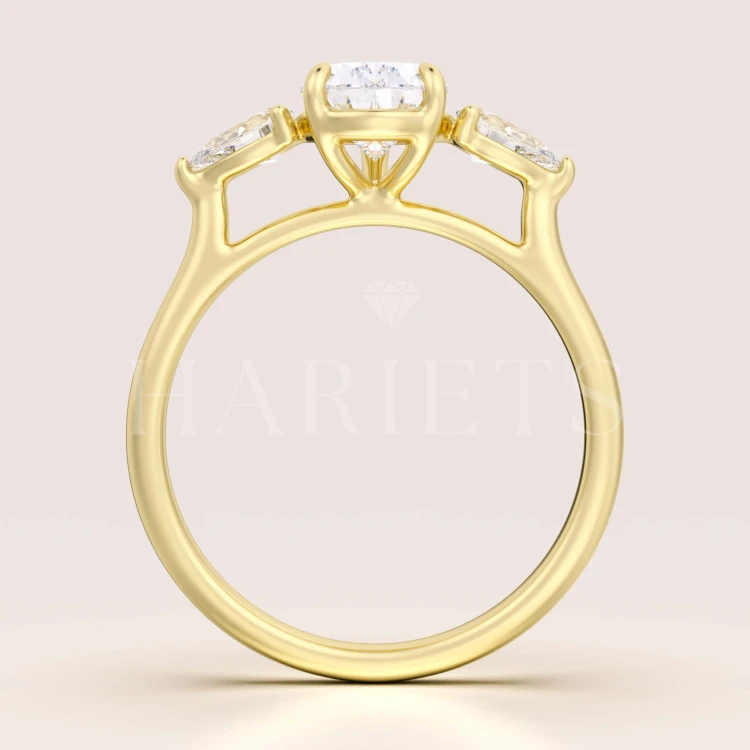 bague-de-fiancailles-trinity-amara-moissanite-1-5ct-pierre-centrale-taille-poire-or-jaune-face-hariets.jpg
