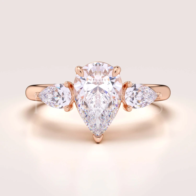 bague-de-fiancailles-trinity-amara-moissanite-1-5ct-pierre-centrale-taille-poire-or-rose-hariets.jpg