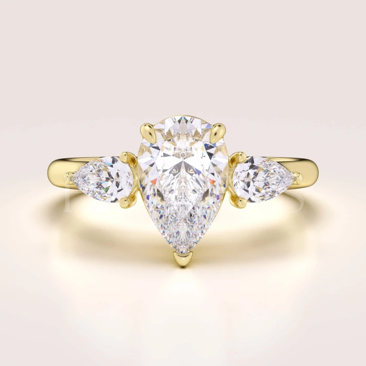 bague-de-fiancailles-trinity-amara-moissanite-1-5ct-pierre-centrale-taille-poire-or-jaune-hariets.jpg