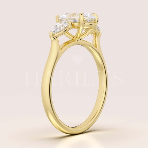 bague-de-fiancailles-trinity-amara-moissanite-1-5ct-pierre-centrale-taille-poire-or-jaune-profil-hariets.jpg