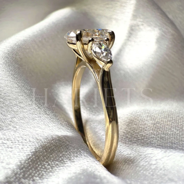 bague-de-fiancailles-trinity-seraphina-moissanite-2ct-pierre-centrale-taille-ovale-gros-plan-profil-or-jaune-hariets.jpg