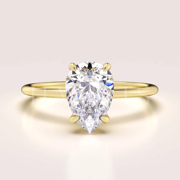 bague-de-fiançailles-solitaire-lumiere-moissanite-1-5ct-poire-or-jaune-hariets.jpg
