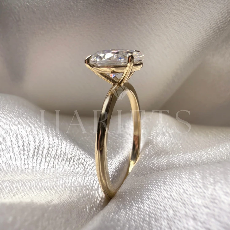 bague-de-fiançailles-solitaire-lumiere-moissanite-1-5ct-poire-or-jaune-gros-plan-profil-hariets.jpg