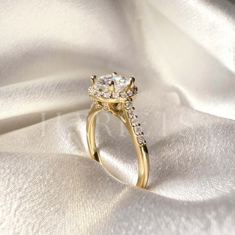 bague-de-fiancailles-halo-moissanite-1ct-taille-brillant-vue-côté-zoom-or-jaune-mirage-hariets.jpg