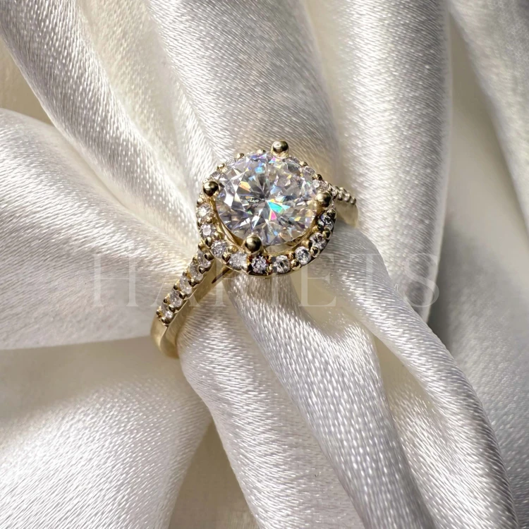 bague-de-fiancailles-halo-moissanite-1ct-taille-brillant-vue-face-zoom-or-jaune-mirage-hariets.jpg