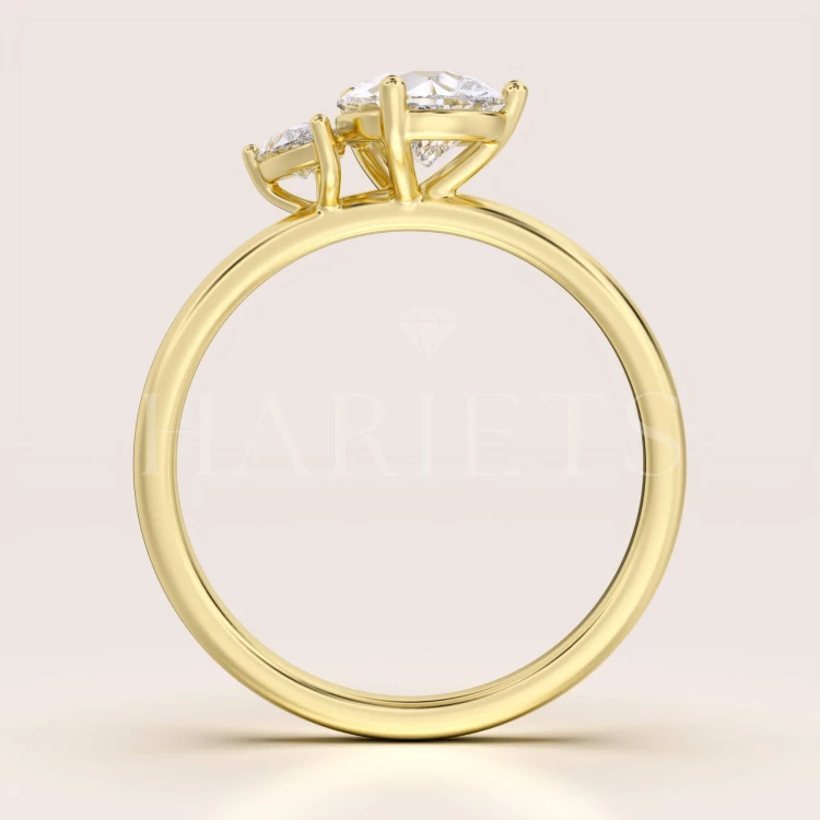 bague-de-fiancailles-toi-et-moi-moissanite-1-6ct-taille-poire-face-or-jaune-twin-pears-hariets.jpg