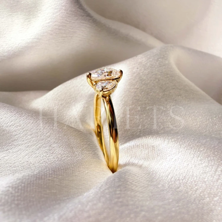 bague-de-fiancailles-toi-et-moi-moissanite-1-6ct-taille-poire-gros-plan-profil-or-jaune-twin-pears-hariets.jpg