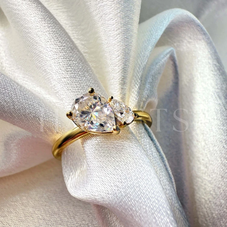 bague-de-fiancailles-toi-et-moi-moissanite-1-6ct-taille-poire-gros-plan-or-jaune-twin-pears-hariets.jpg