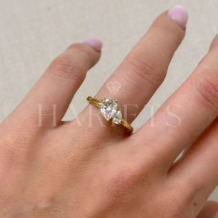 bague-de-fiancailles-toi-et-moi-moissanite-1-6ct-taille-poire-au-doigt-or-jaune-twin-pears-hariets.jpg
