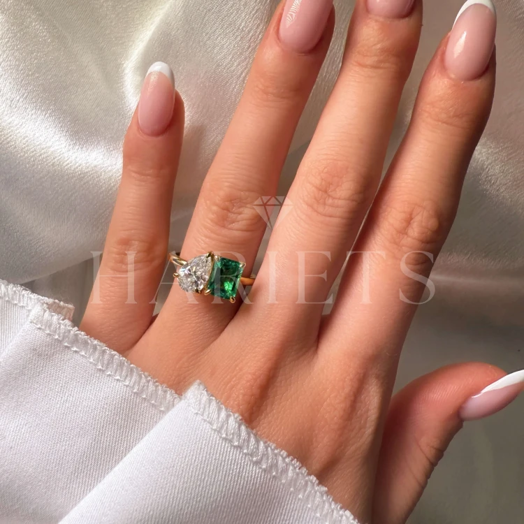 bague-de-fiancailles-toi-et-moi-emeraude-hydrothermale-3-5ct-taille-emeraude-poire-au-doigt-or-jaune-gemini-hariets.