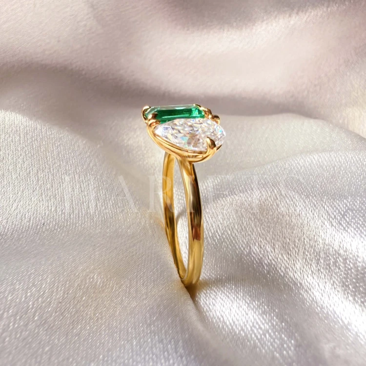 bague-de-fiancailles-toi-et-moi-emeraude-hydrothermale-3-5ct-taille-emeraude-poire-gros-plan-profil-or-jaune-gemini-hariets.
