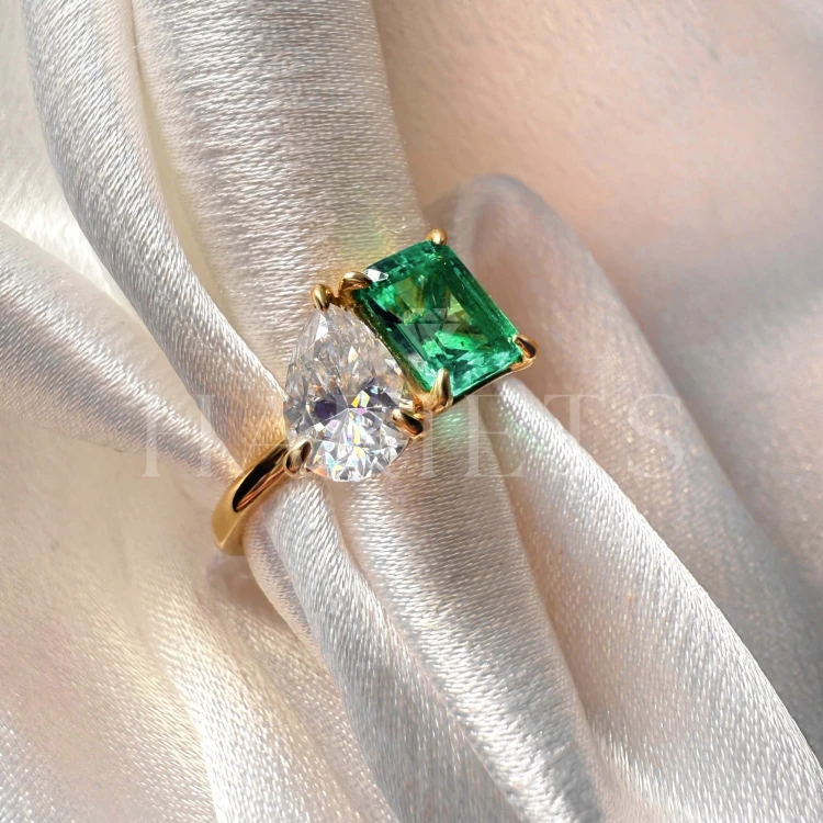 bague-de-fiancailles-toi-et-moi-emeraude-hydrothermale-3-5ct-taille-emeraude-poire-gros-plan-or-jaune-gemini-hariets.