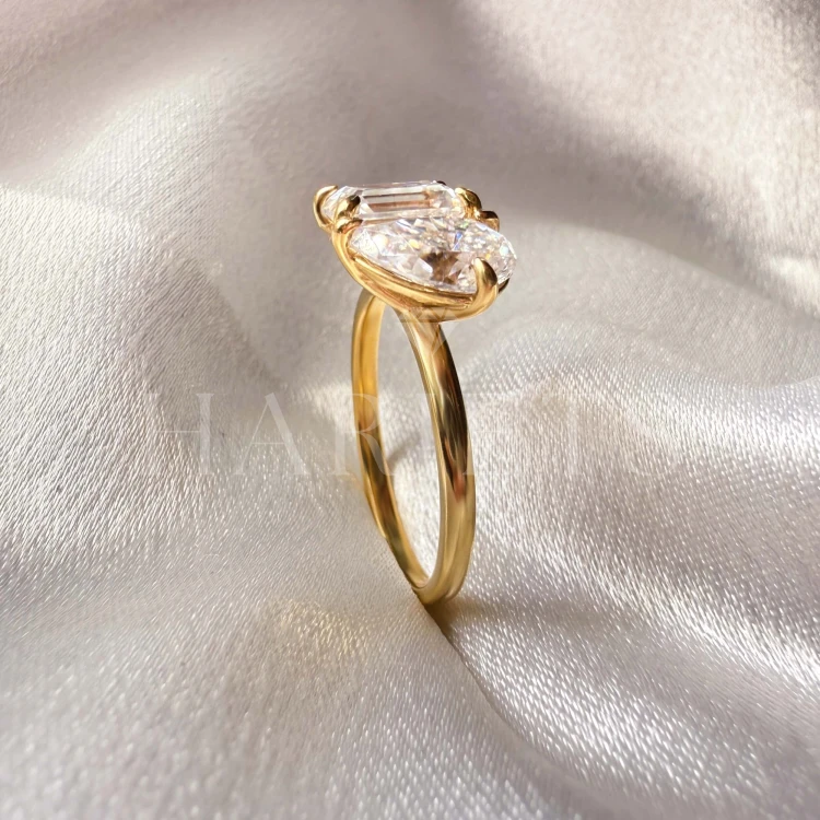 bague-de-fiancailles-toi-et-moi-moissanite-3-5ct-taille-emeraude-poire-gros-plan-profil-or-jaune-gemini-hariets.