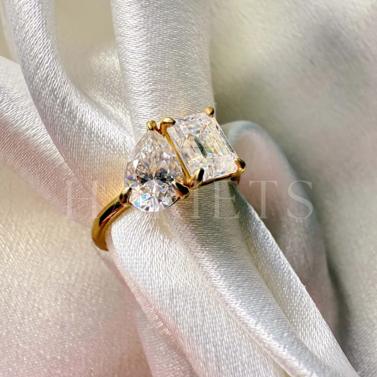 bague-de-fiancailles-toi-et-moi-moissanite-3-5ct-taille-emeraude-poire-gros-plan-or-jaune-gemini-hariets.
