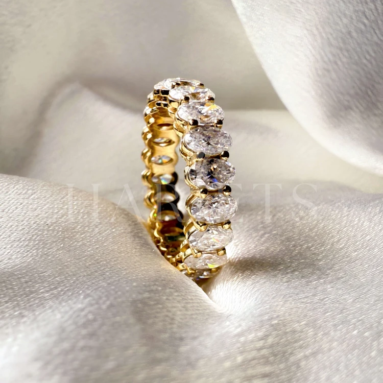 alliance-eternity-avec-moissanites-taille-ovale-gros-plan-profil-or-jaune-hariets.