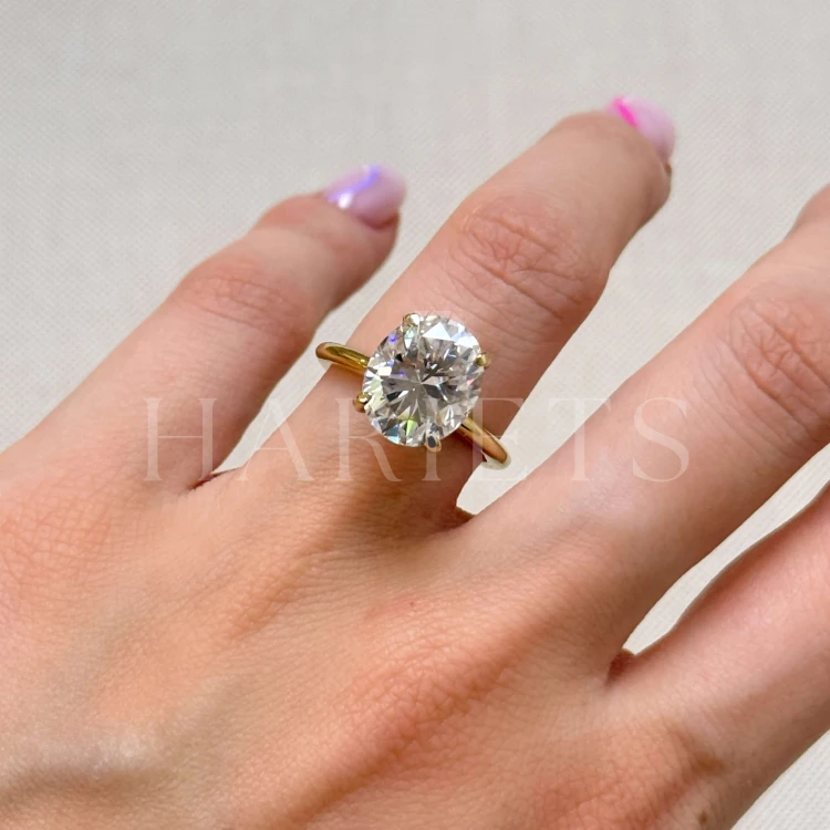 bague-de-fiancailles-royal-stones-moissanite-5ct-taille-ovale-au-doigt-argent-paris-hariets.jpg