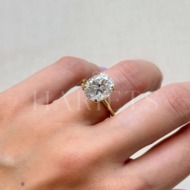 bague-de-fiancailles-royal-stones-moissanite-5ct-taille-ovale-au-doigt-profil-argent-paris-hariets.jpg