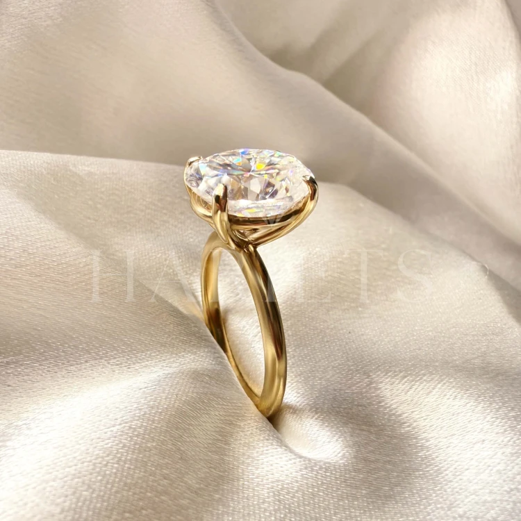 bague-de-fiancailles-royal-stones-moissanite-5ct-taille-ovale-gros-plan-profil-or-jaune-paris-hariets.jpg