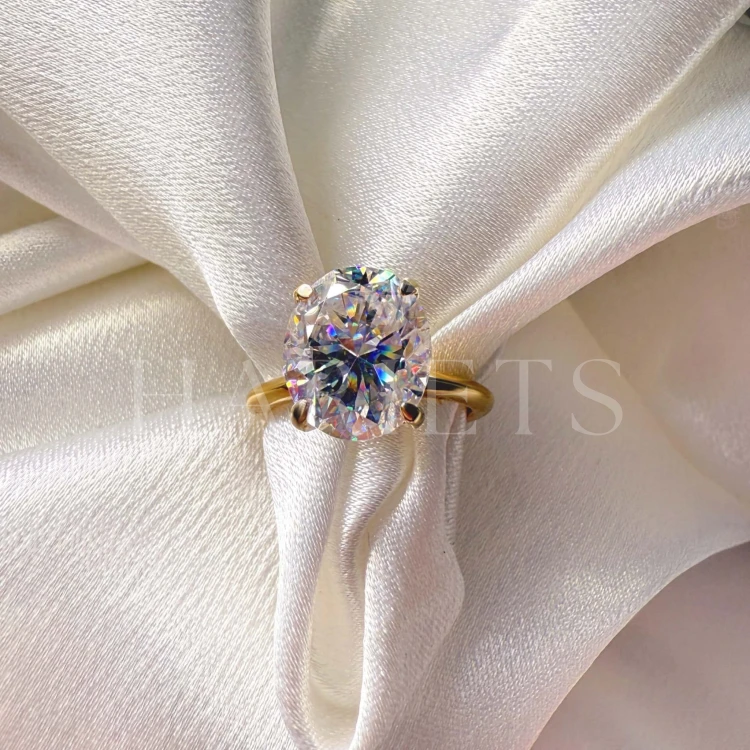 bague-de-fiancailles-royal-stones-moissanite-5ct-taille-ovale-gros-plan-or-jaune-paris-hariets.jpg