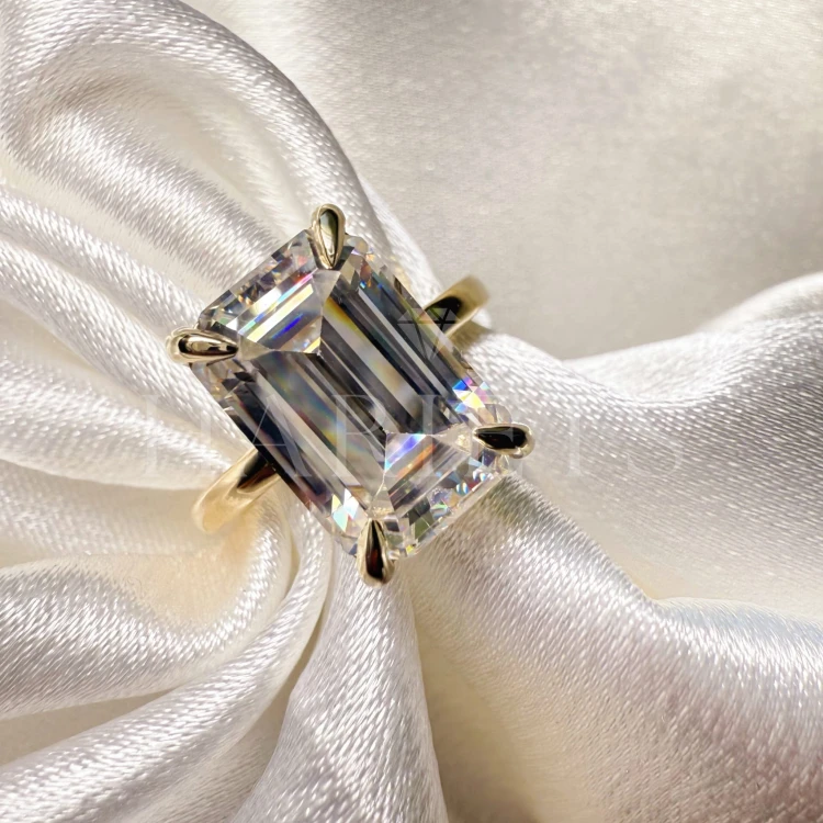 bague-de-fiancailles-royal-stones-moissanite-5ct-taille-emeraude-gros-plan-argent-nobilis-hariets.jpg