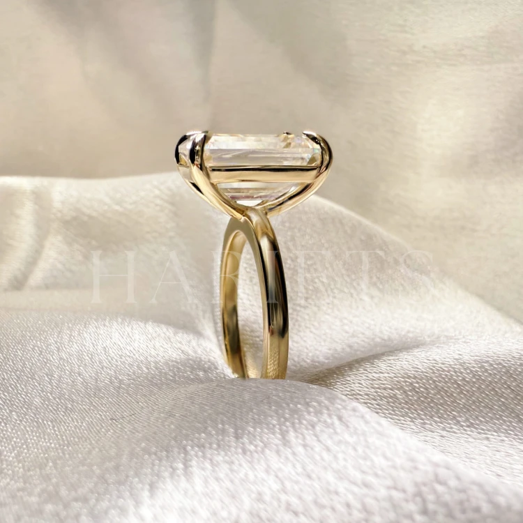 bague-de-fiancailles-royal-stones-moissanite-5ct-taille-emeraude-gros-plan-profil-argent-nobilis-hariets.jpg