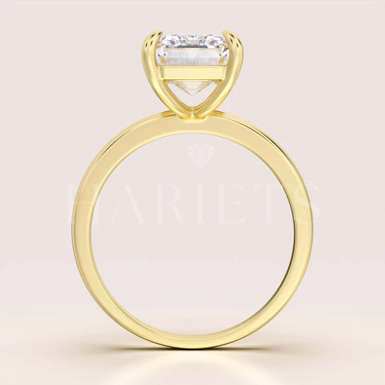 bague-de-fiancailles-royal-stones-moissanite-5ct-taille-emeraude-face-or-jaune-nobilis-hariets.jpg
