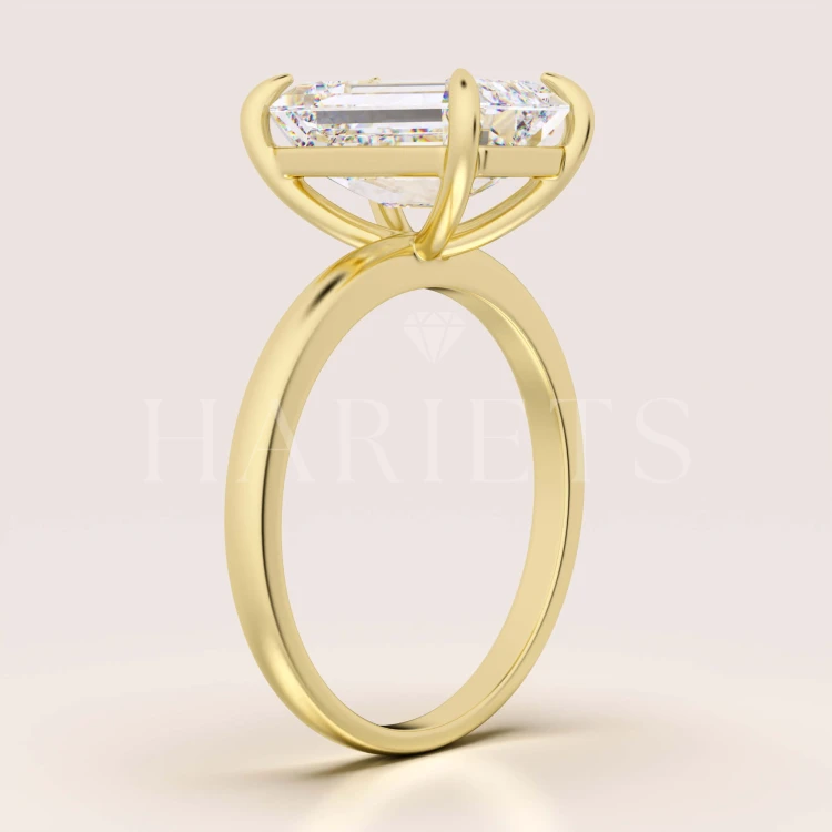 bague-de-fiancailles-royal-stones-moissanite-5ct-taille-emeraude-profil-or-jaune-nobilis-hariets.jpg