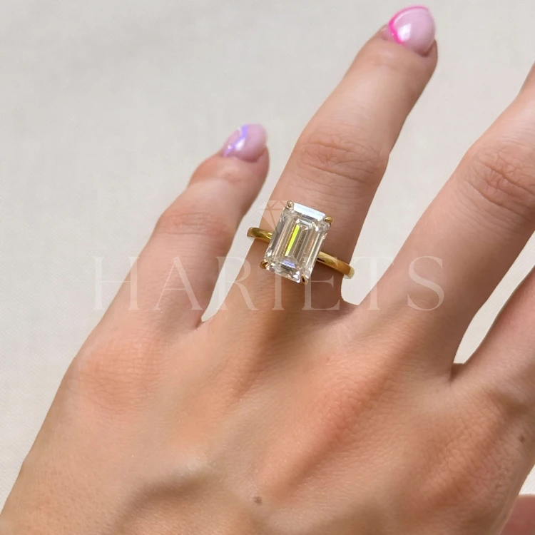 bague-de-fiancailles-royal-stones-moissanite-5ct-taille-emeraude-au-doigt-or-jaune-nobilis-hariets.jpg