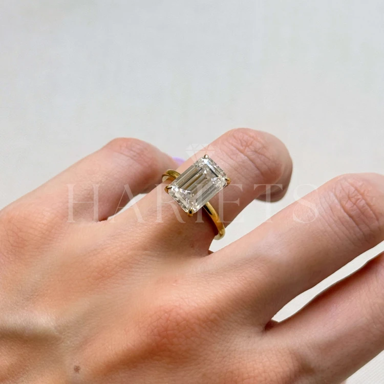 bague-de-fiancailles-royal-stones-moissanite-5ct-taille-emeraude-au-doigt-profil-or-jaune-nobilis-hariets.jpg