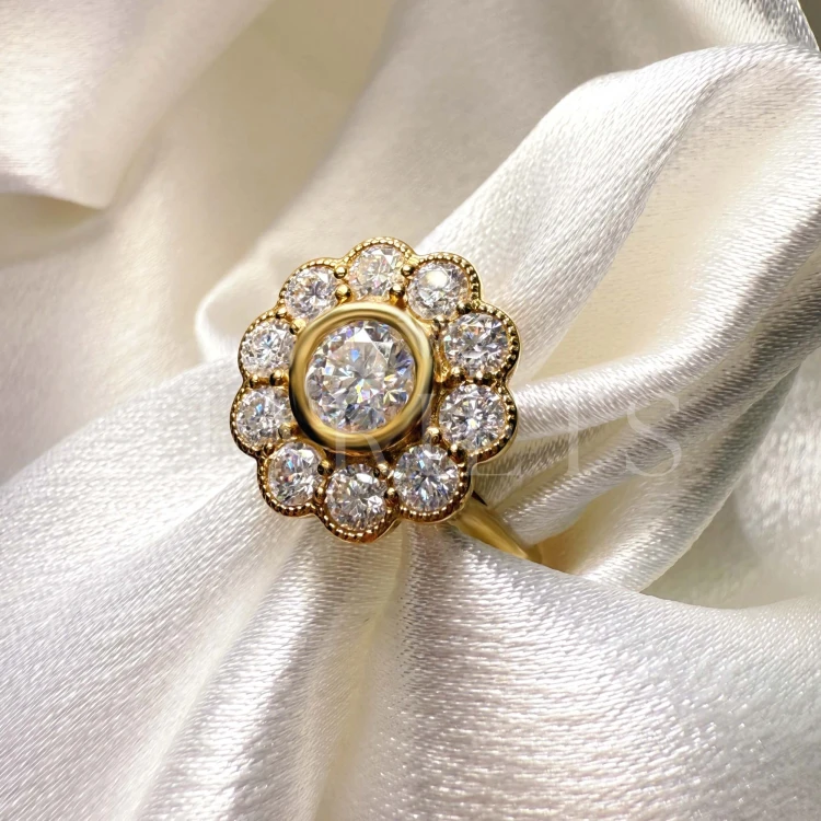 bague-de-fiancailles-vintage-moissanite-1-6ct-taille-brillant-gros-plan-or-jaune-blossom-hariets.jpg