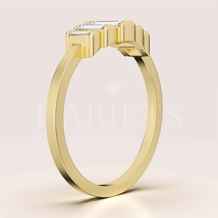 bague-de-fiancailles-moissanite-0-7ct-taille-baguette-profil-or-jaune-eternity-hariets.jpg