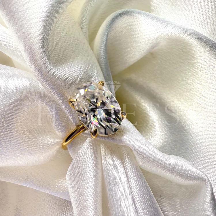 bague-de-fiancailles-royal-stones-moissanite-5ct-taille-ovale-gros-plan-or-jaune-bella-hariets.jpg