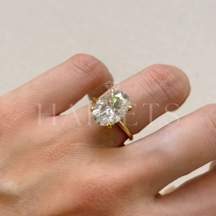 bague-de-fiancailles-royal-stones-moissanite-5ct-taille-ovale-au-doigt-profil-or-jaune-bella-hariets.jpg