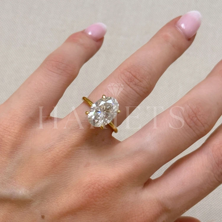 bague-de-fiancailles-royal-stones-moissanite-5ct-taille-ovale-au-doigt-argent-bella-hariets.jpg