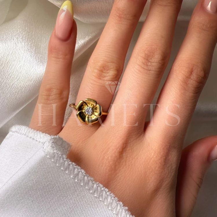 bague-de-fiancailles-nova-moissanite-0-1ct-taille-brillant-au-doigt-or-jaune-lotus-hariets.jpg